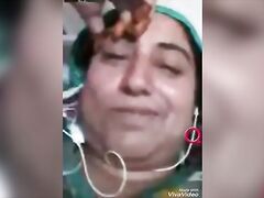 indian aunty showing her boobs